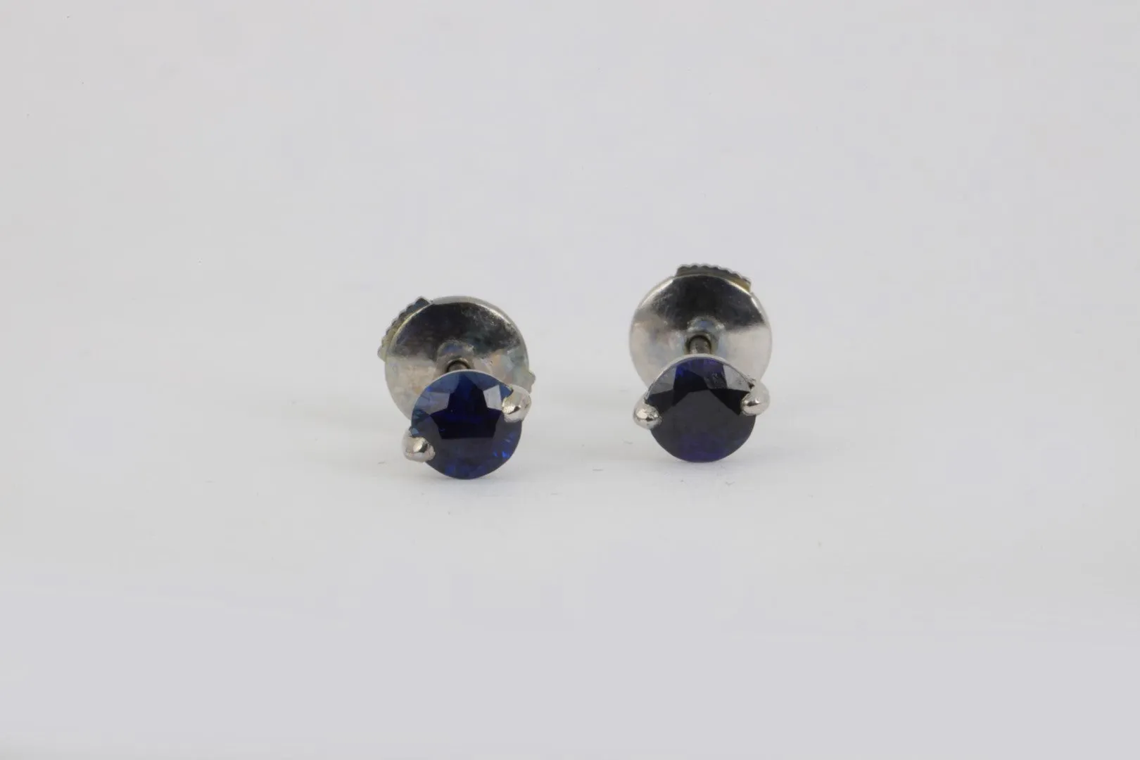950 Platinum 0.95tcw Sapphire Stud Earrings(1.58g.)