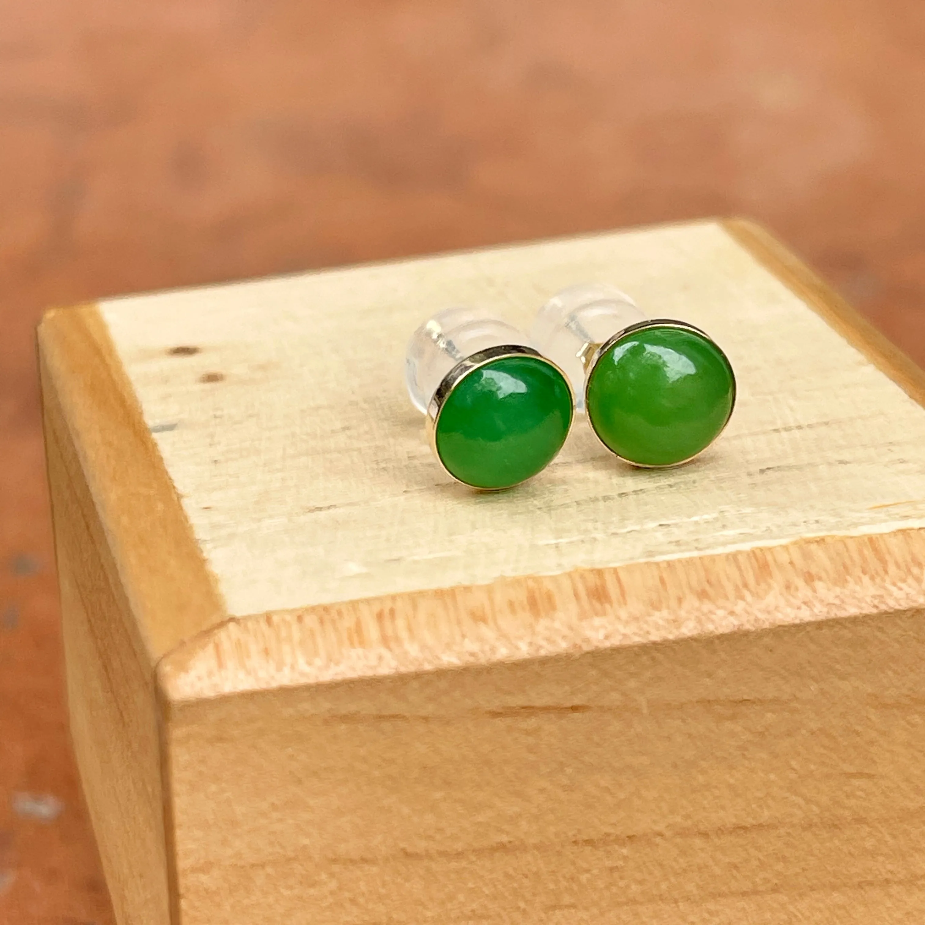 Estate 14KT Yellow Gold Spinach Jade Button Stud Earrings