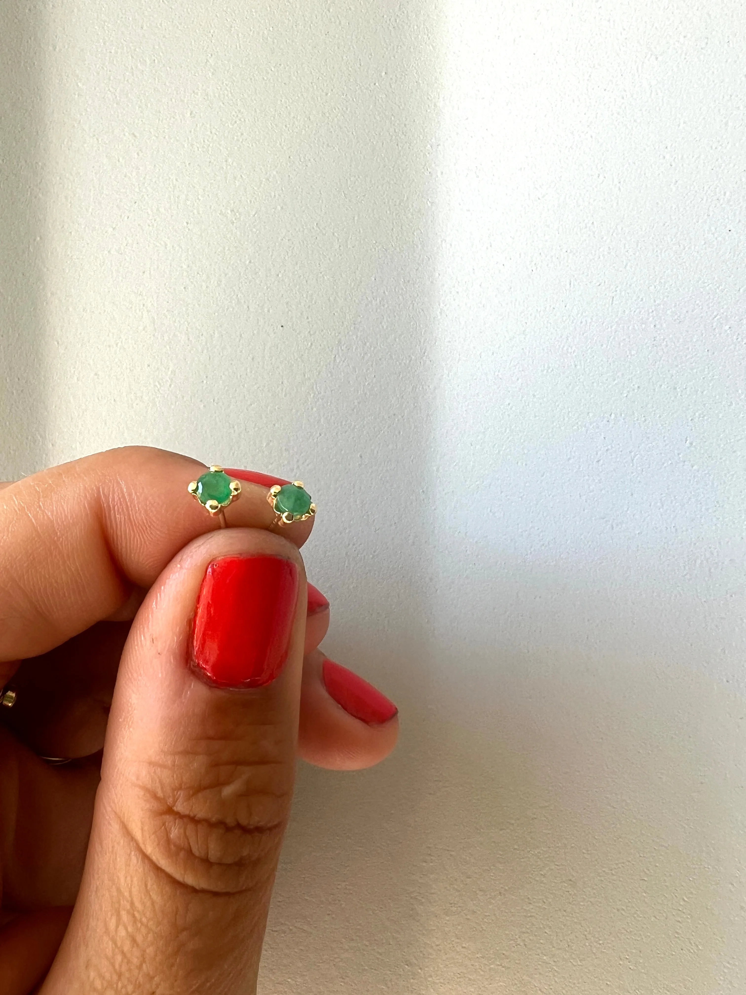 Fine Emerald stud earring
