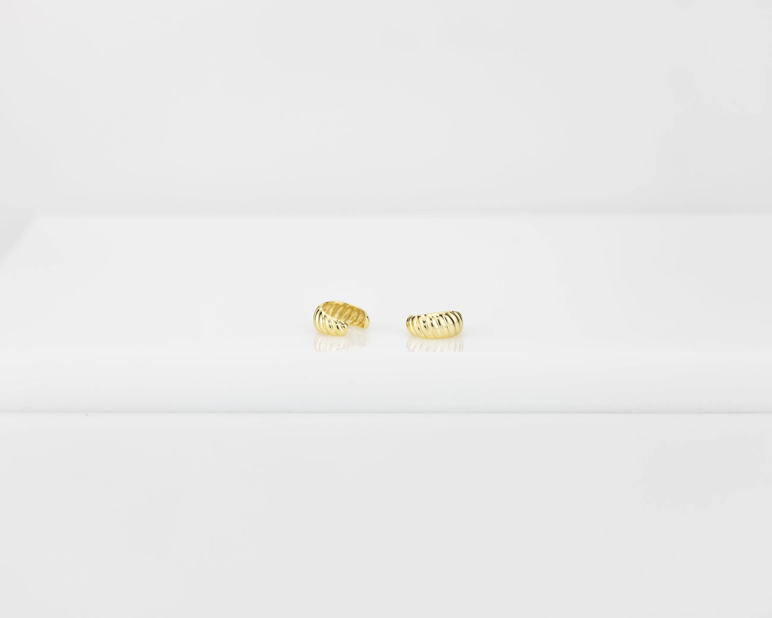 Small dome cuff, twist chunky cuff, mini croissant, gold cuff earrings, shell shaped, vintage twist earring, no piercing, wrap earring